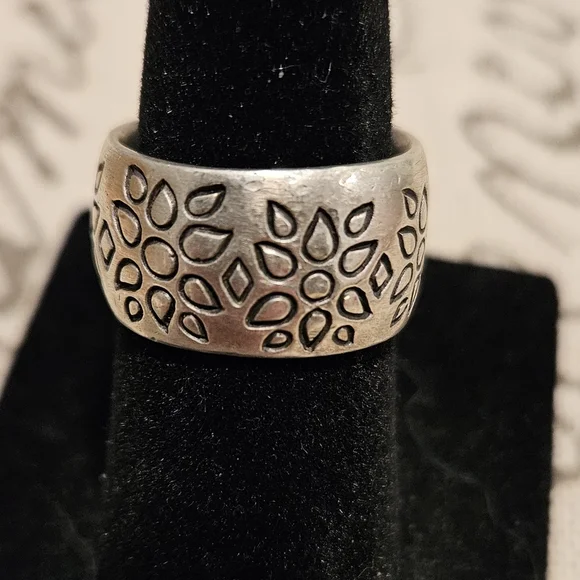 Me & Ro Silver Ring with Black Pattern - Picture 4 of 5